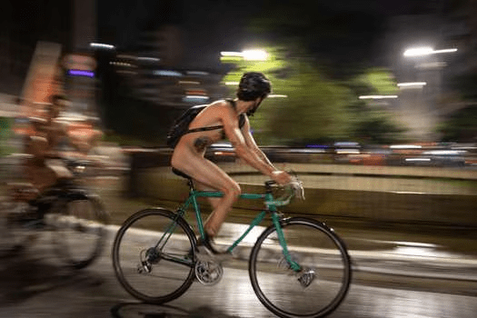 Ciclistas protestaron desnudos por el aumento de accidentes en las vías en&nbsp;Brasil