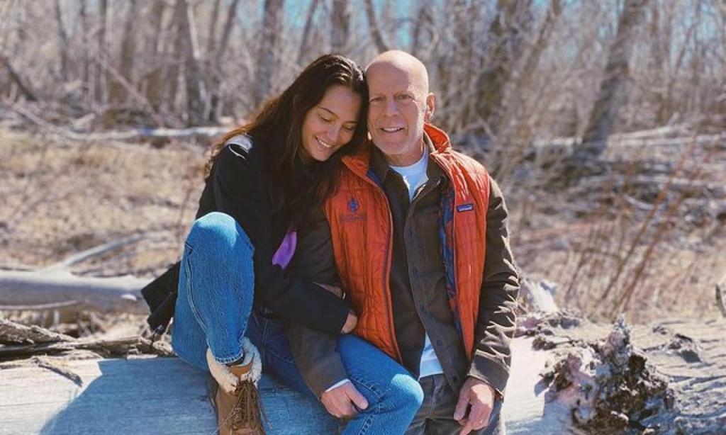 La esposa de Bruce Willis desmintió que Demi Moore se mudó con el actor para ayudarlo con su&nbsp;enfermedad