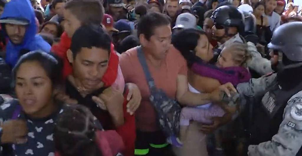 Migrantes intentaron ingresar a Estados Unidos corriendo por el puerto de&nbsp;Texas