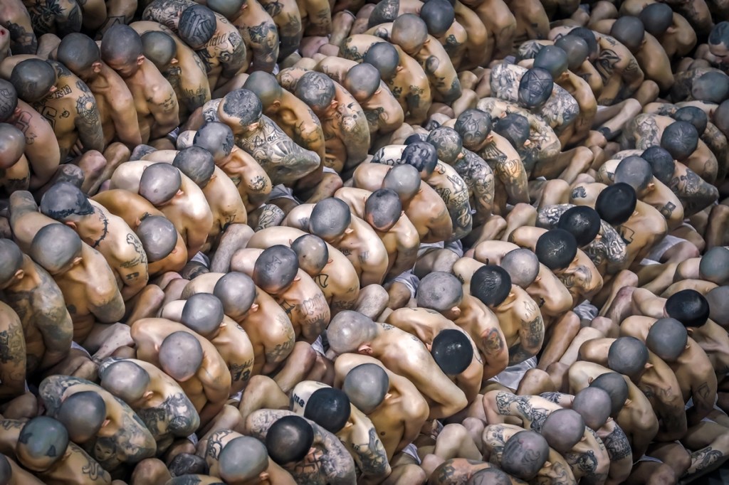 Trasladan a segundo grupo de 2.000 pandilleros a nueva cárcel de El&nbsp;Salvador