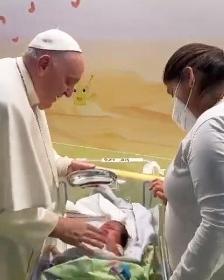 El papa Francisco bautizó a un bebé y repartió huevos de Pascua en el hospital donde se recupera de su&nbsp;bronquitis