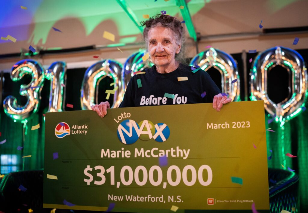 Mujer de 83 años gana lotería millonaria y paga hipotecas de&nbsp;familiares