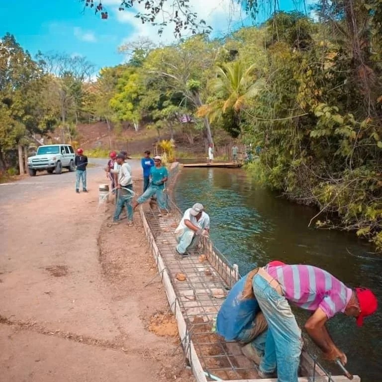 Ejecutan trabajos de reconstrucción de un tramo del canal de&nbsp;Caratal