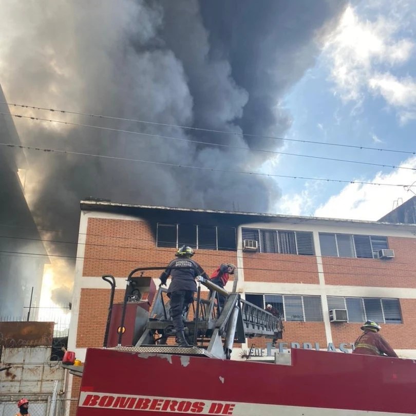 Incendio de gran magnitud se registró en la empresa FERPLASTIC de&nbsp;Caracas