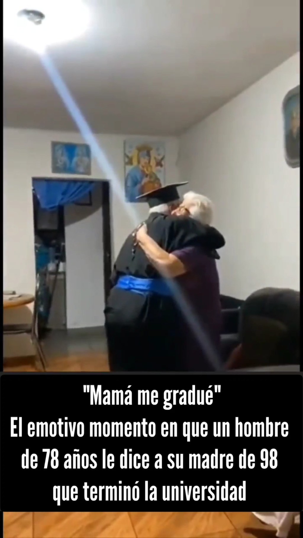 «Mamá, me gradué». El emotivo momento en que un hombre de 78 años le dice a su madre de 98 que culminó su&nbsp;carrera