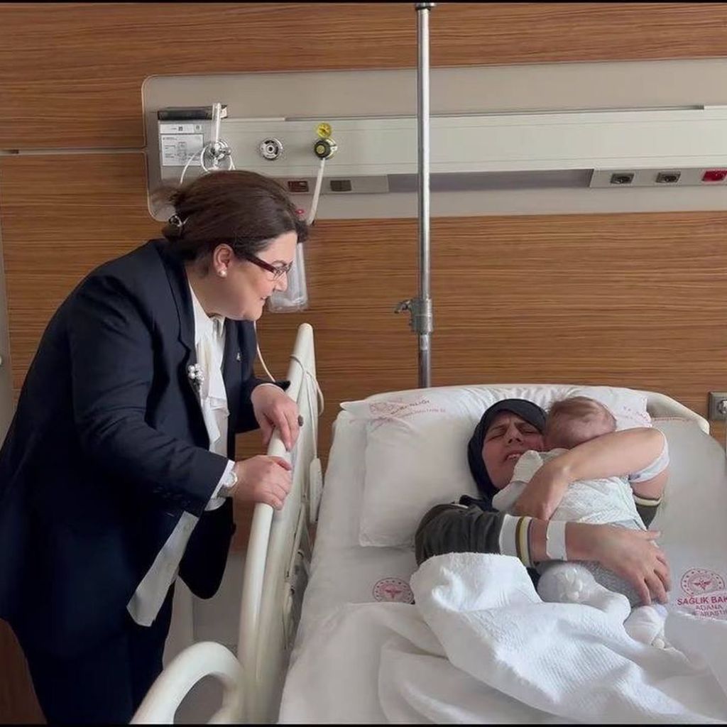 El emotivo reencuentro de una madre con su hija tras sobrevivir a los terremotos de&nbsp;Turquía