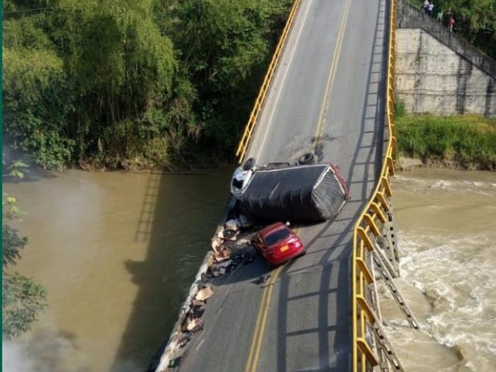 Dos muertos y 15 heridos al desplomarse puente en Quindío,&nbsp;Colombia