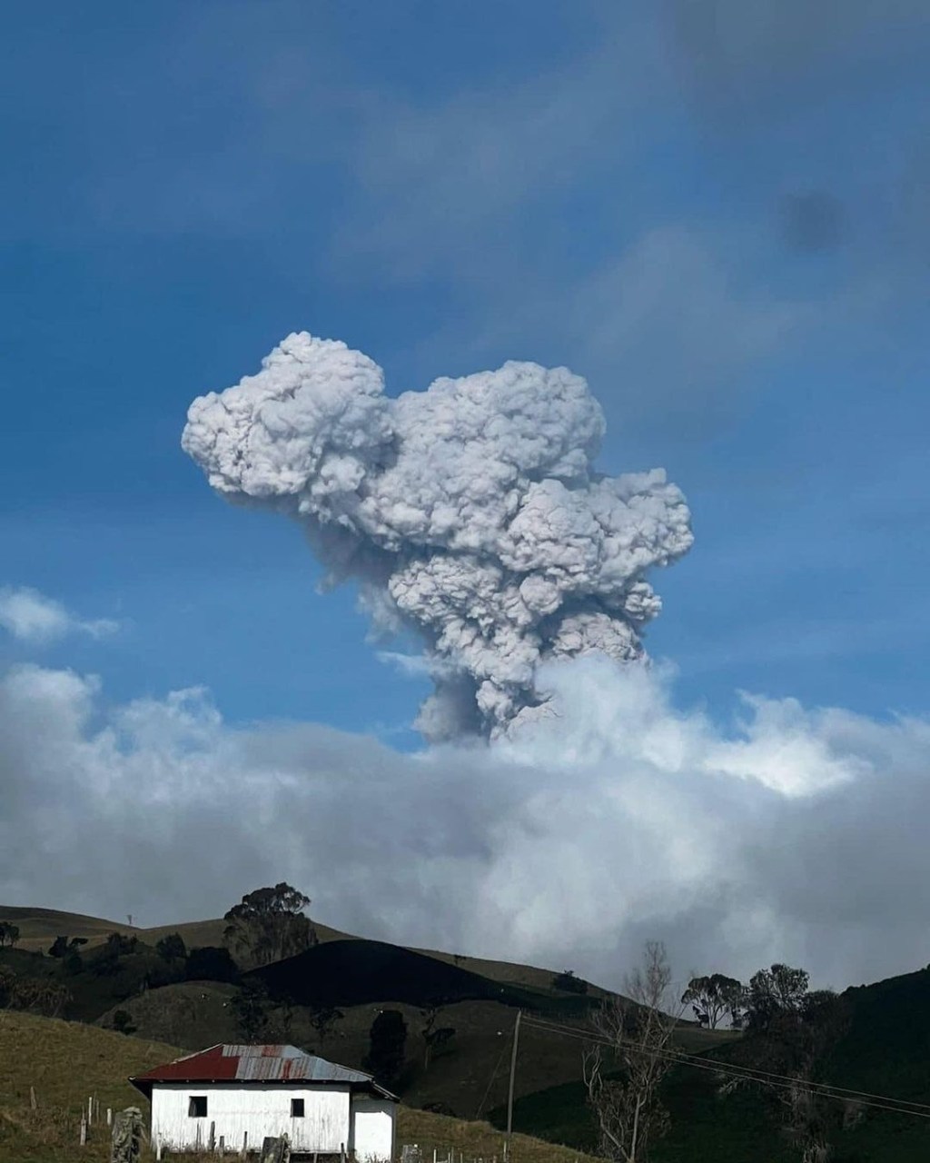 Ordenan evacuación de 2.500 familias en la zona próxima al volcán Nevado del Ruiz en&nbsp;Colombia