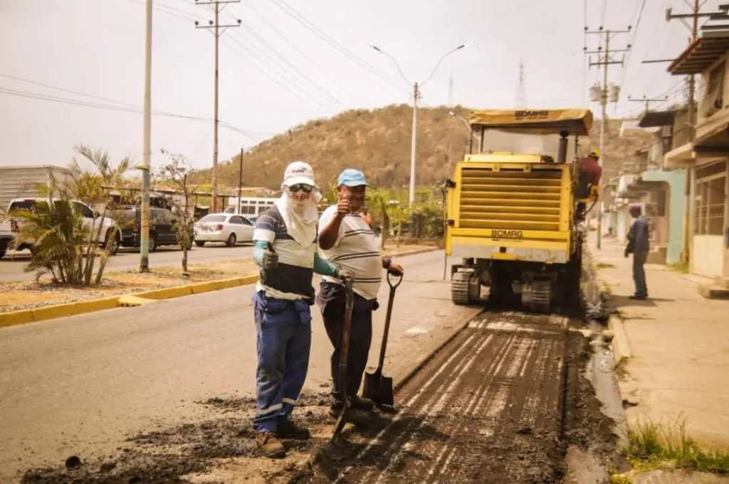 Alcaldía de Barcelona está escarificando y removiendo la isla central en la Av. Raúl&nbsp;Leoni