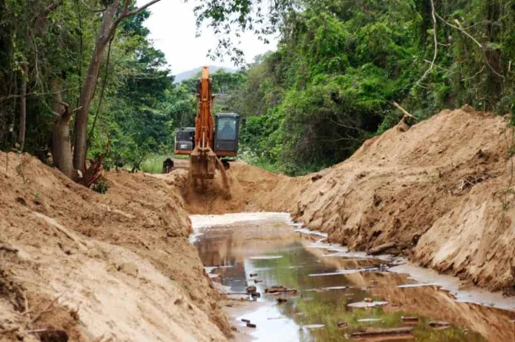 Alcaldía de Barcelona realiza la rehabilitación de cauce del Río&nbsp;Aragua