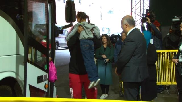 Gobernador de Texas reanuda envíos de inmigrantes en autobuses a&nbsp;NY
