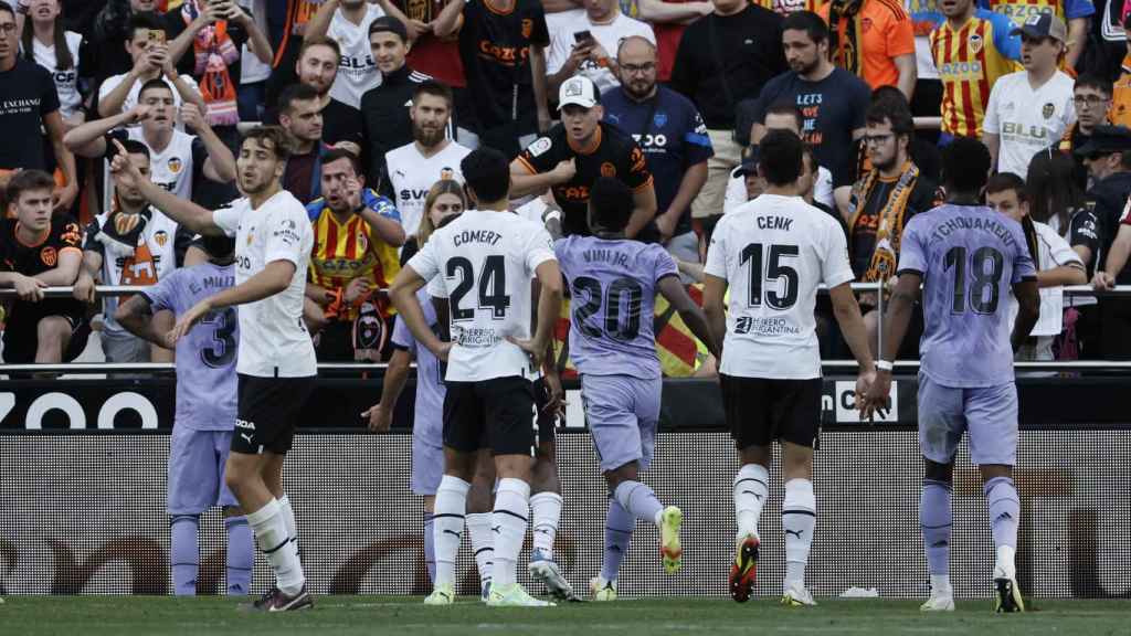 3 aficionados detenidos por los insultos racistas a Vinícius en&nbsp;Mestalla