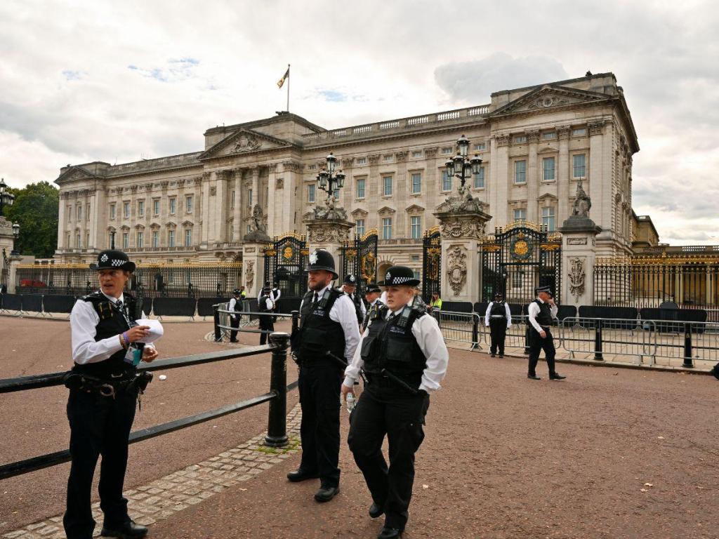 Detienen a un hombre armado cerca del Palacio de&nbsp;Buckingham