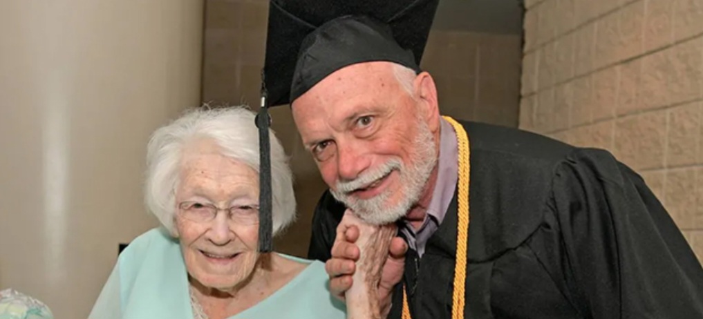 Hombre de 72 años se gradúa de la universidad y su mamá de 99 años lo&nbsp;acompañó