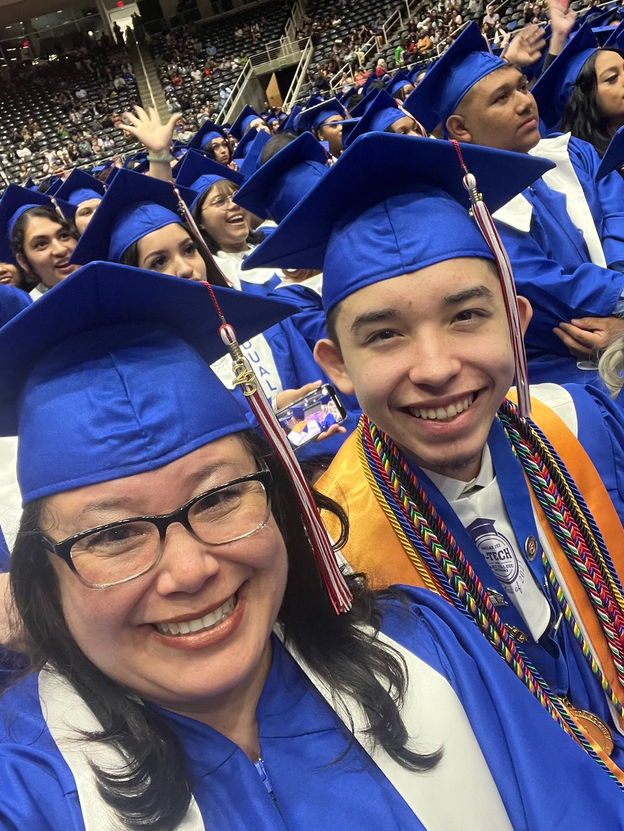 Hispana y su hijo se gradúan juntos de la misma carrera: Lenguaje de&nbsp;señas