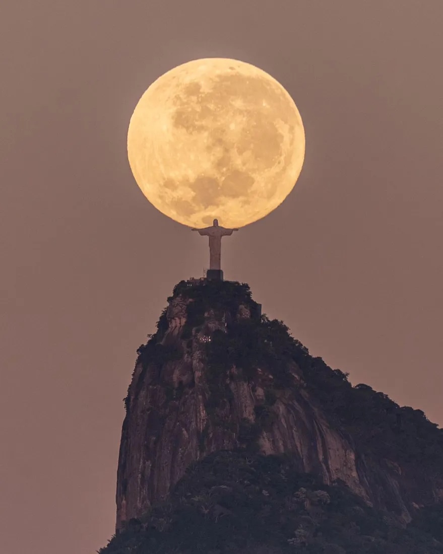 La foto que retrata la belleza del Cristo Redentor y la luna&nbsp;llena