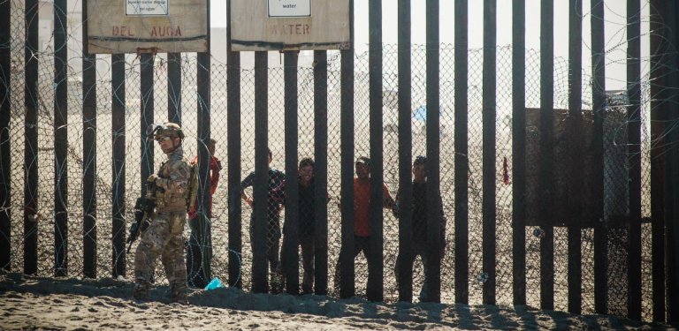 Cerca de 15.000 migrantes están varados a la intemperie en la frontera sur de&nbsp;México