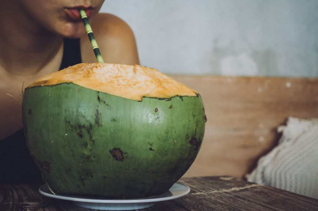 Estos son los beneficios de tomar agua de coco en&nbsp;ayunas