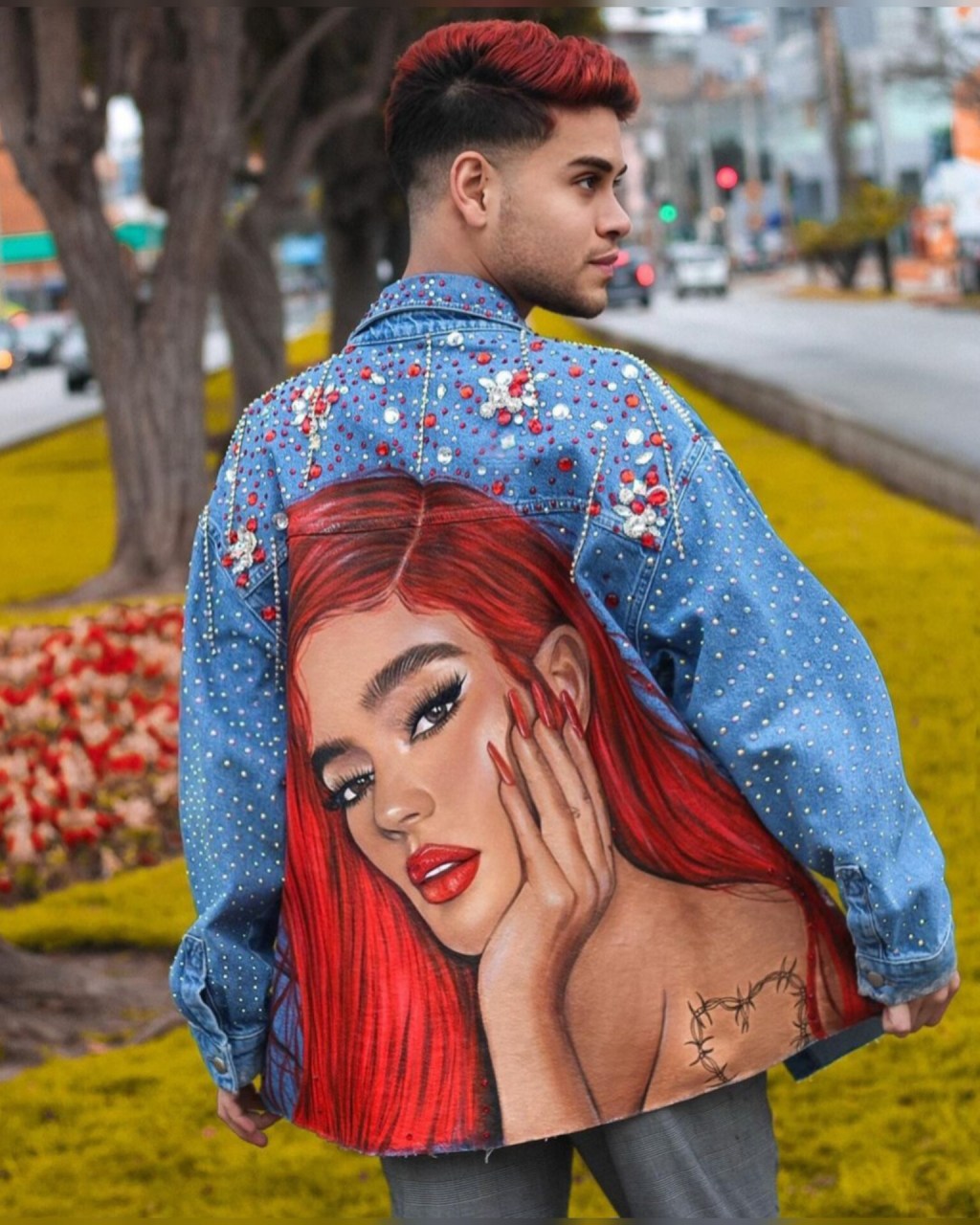 Artista venezolano pintó a Karol G en una chaqueta y la cantante agradeció su&nbsp;gesto