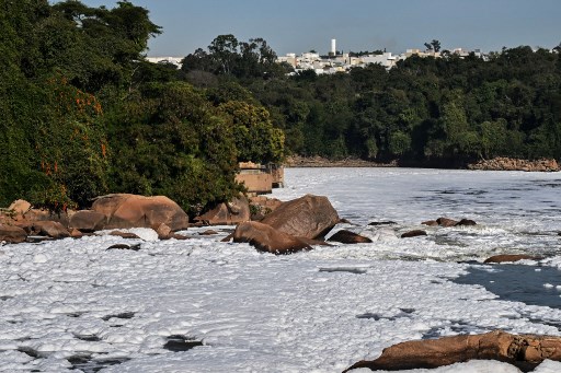 Espuma tóxica cubre río en&nbsp;Brasil