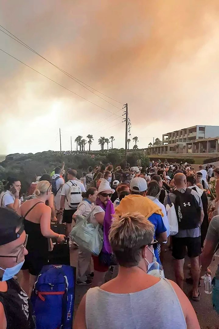 Turistas atrapados en Grecia por los incendios: «El fuego devoró hoteles&nbsp;enteros»
