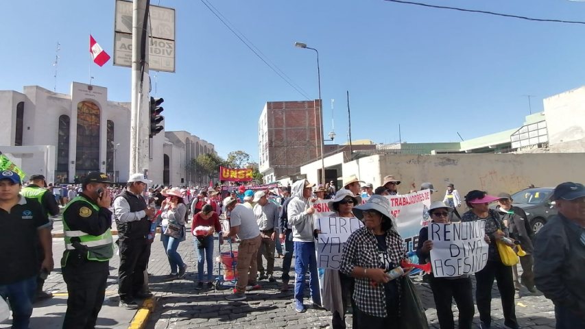 Carreteras bloqueadas y un enfrentamiento marcan el inicio de las protestas en&nbsp;Perú