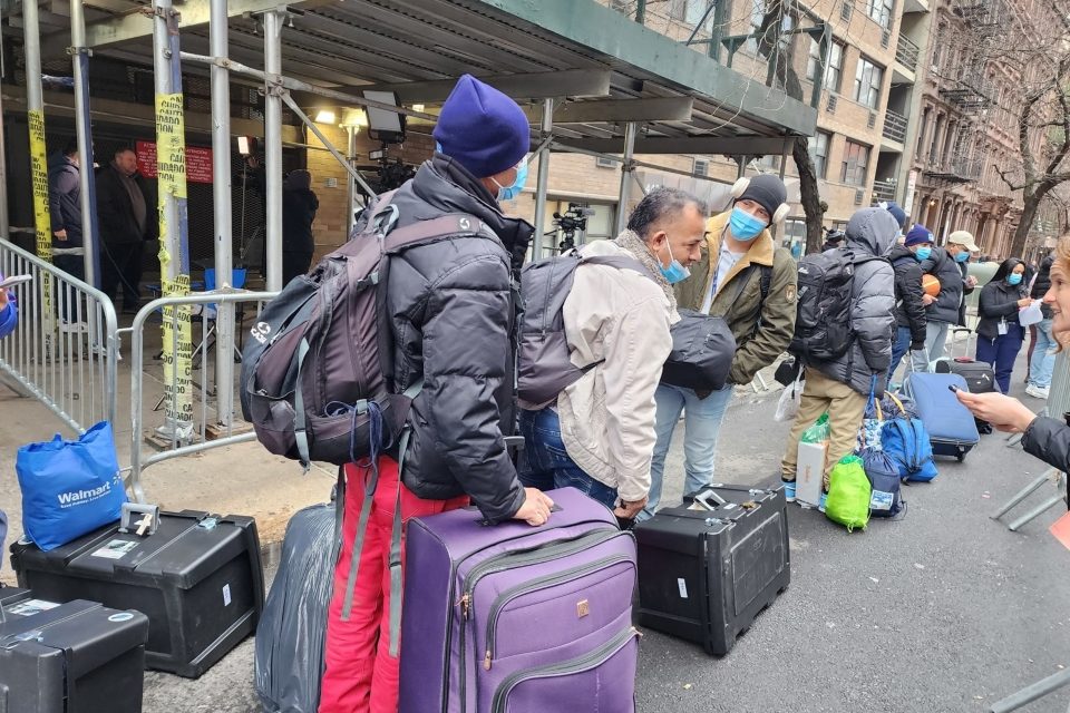 A la espera: migrantes recién llegados a Nueva York pasan la noche a la&nbsp;intemperie