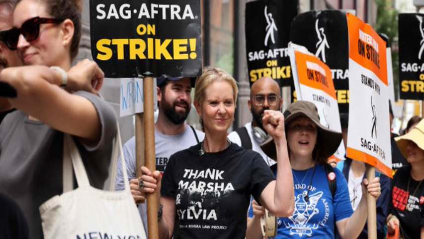 Guionistas de Hollywood en huelga valoran nueva propuesta de estudios de&nbsp;cine