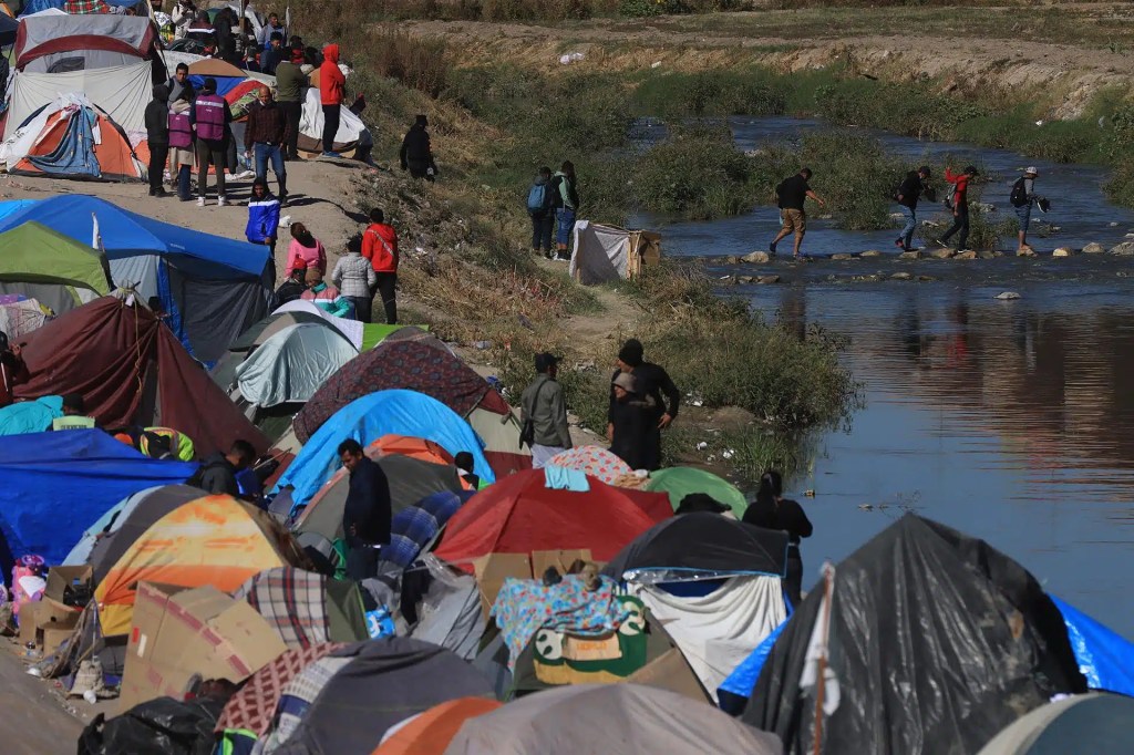 Migrantes se niegan a abandonar campamento en el Río&nbsp;Bravo