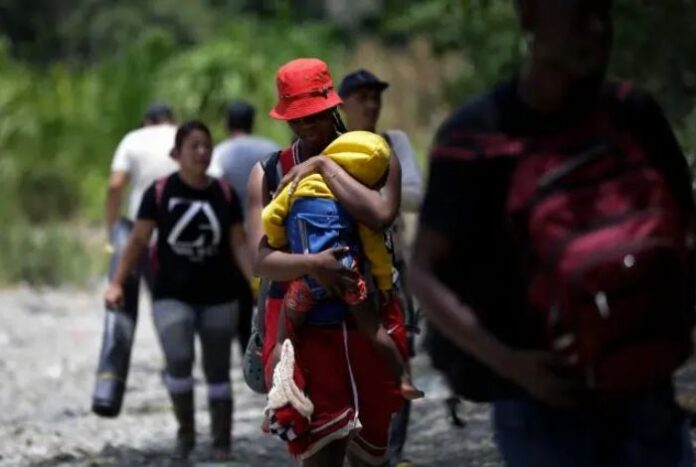 Colombia planea nueva medida para regularizar a&nbsp;venezolanos