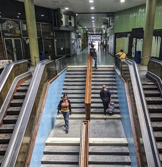 Las tiendas vacías y locales en venta ensombrecen a los centros comerciales en Venezuela&nbsp;(+fotos)