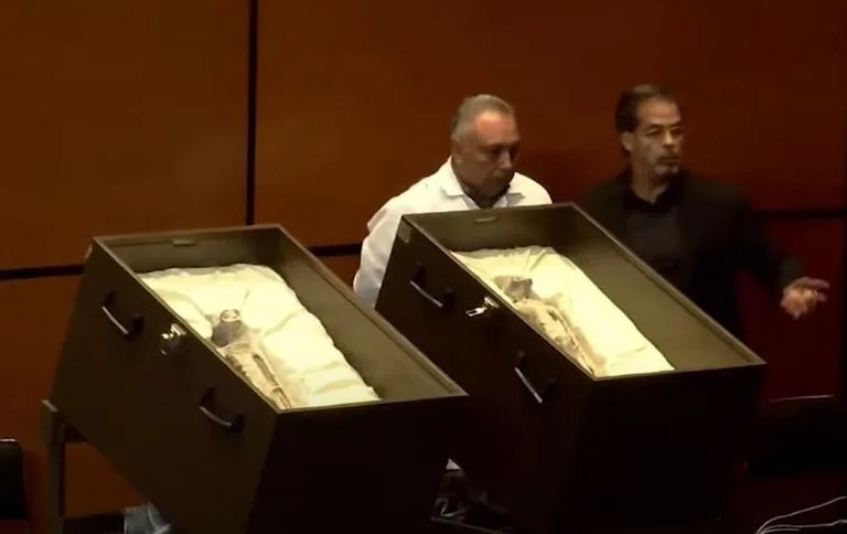 Periodista presentó supuestos cuerpos momificados de “seres no humanos” en el Congreso de&nbsp;México