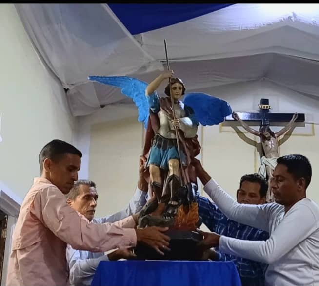 Con la bajada de la imagen inician fiestas en honor al Arcángel Miguel en Bergantín,&nbsp;Anzoátegui