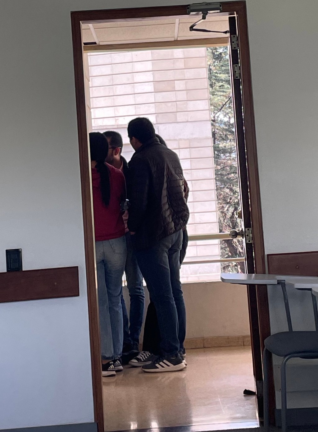 Profesora es tendencia por darles a sus alumnos una «ayudita» durante un&nbsp;examen