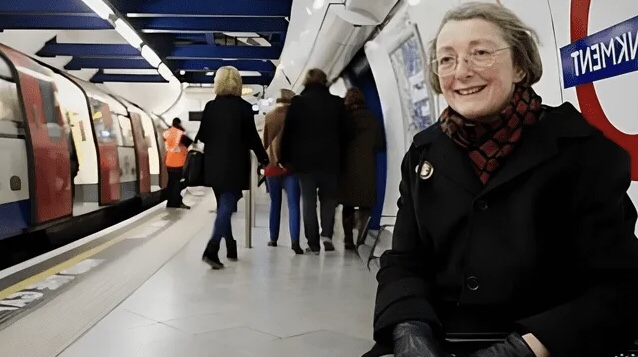 Mujer acude a diario a la estación del metro para escuchar la voz de su&nbsp;esposo