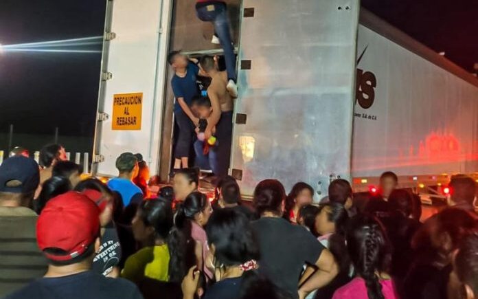 Hallan a 350 migrantes hacinados y deshidratados en la caja de un tráiler en&nbsp;México
