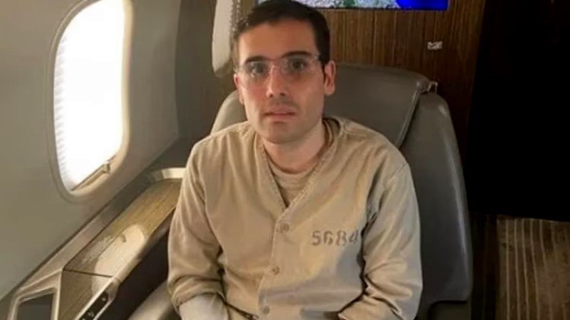 Esposado y encadenado: así se ve Ovidio Guzmán en la primera foto tras su extradición a EE.&nbsp;UU