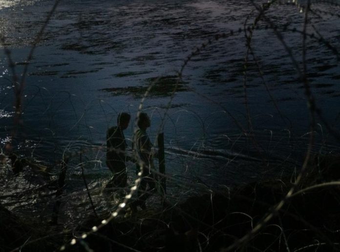 Migrantes llegaron a la resguardada frontera entre México y EE&nbsp;UU