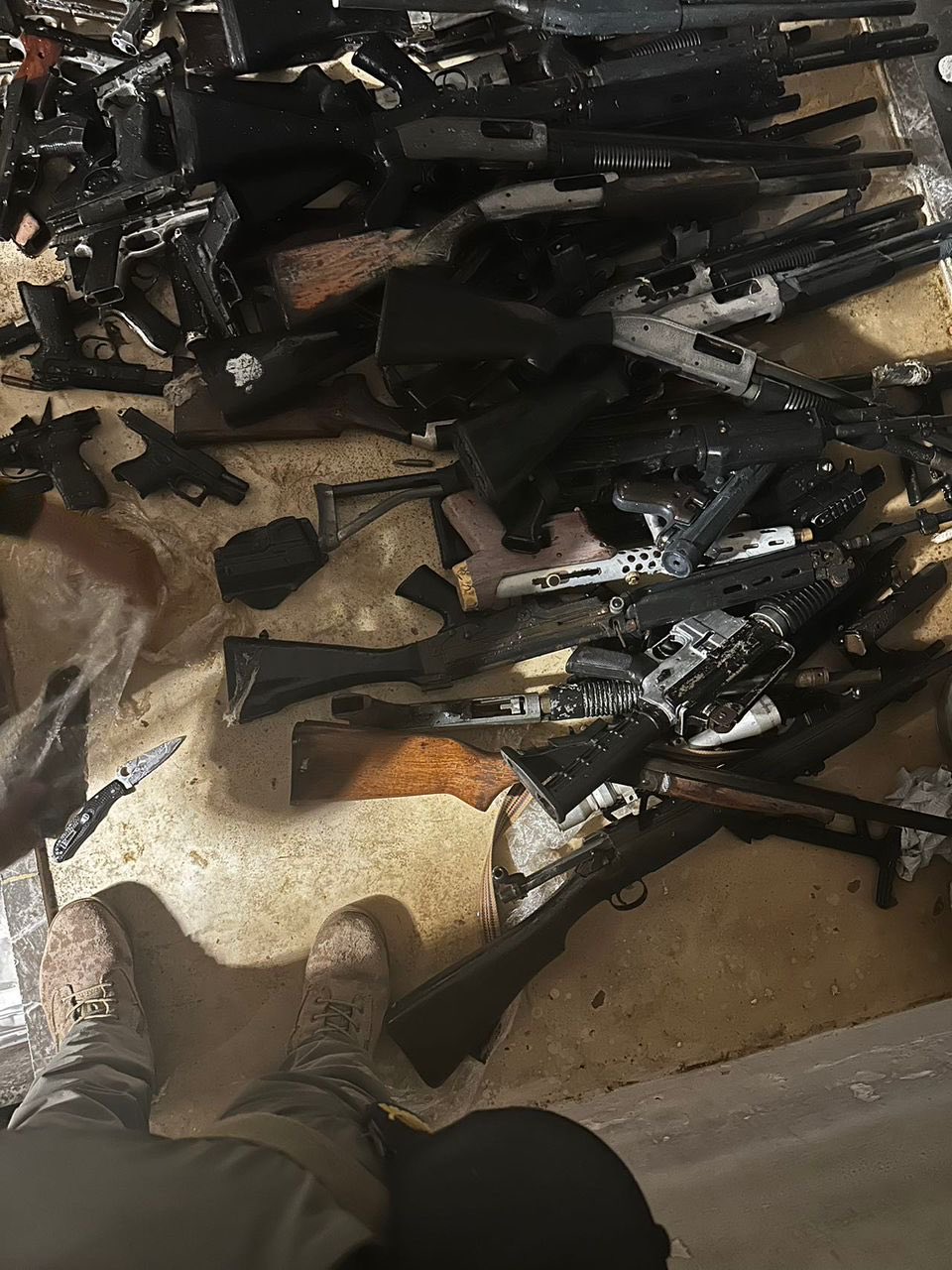 Las armas que encontraron en un tanque subterráneo en Puente&nbsp;Ayala