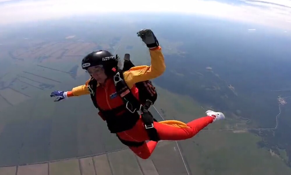 Mujer se lanzó en caída libre y su paracaídas le falló: “Casi se&nbsp;muere»(+video)