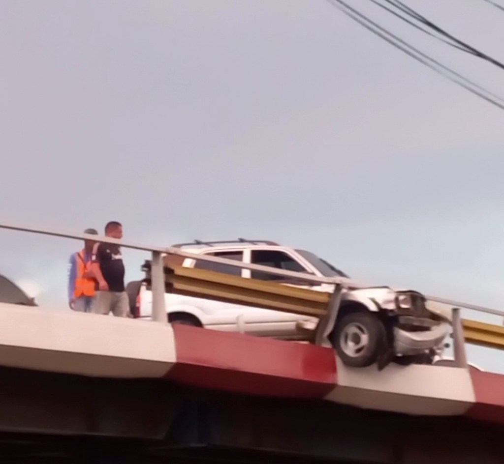 Carro chocó contra las defensas del elevado de&nbsp;Lechería