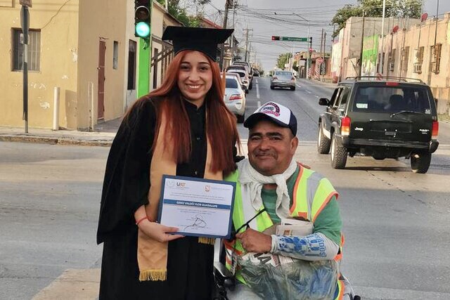 Una joven se graduó y lo celebró con su padre que vende&nbsp;periódicos