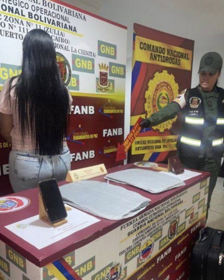 Mujer fue detenida en aeropuerto de La Chinita con presuntas laminas impregnadas de&nbsp;droga