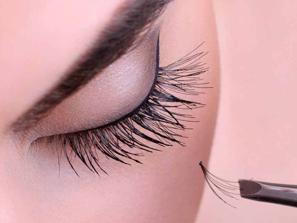 Mujeres quedan ciegas tras utilizar extensiones de&nbsp;pestaña