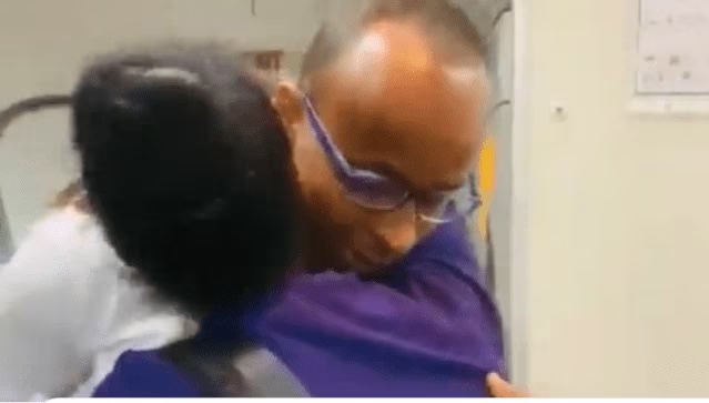 Mujer etíope trabajó como doméstica 30 años para que su hijo fuera&nbsp;piloto