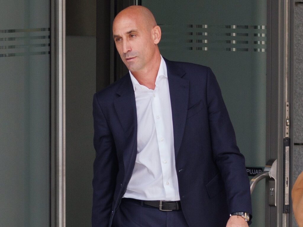 Luis Rubiales es inhabilitado por la FIFA durante tres&nbsp;años