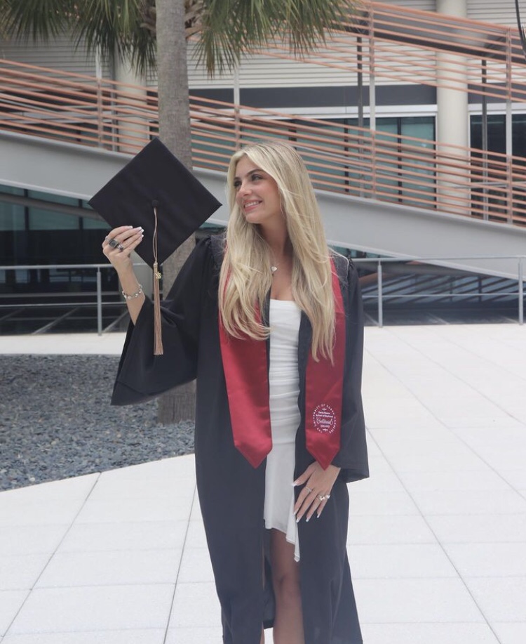 Joven recién graduada llora por tener que trabajar 8 horas&nbsp;diarias