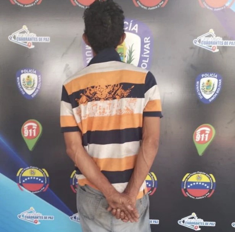 Hombre detenido por presuntamente rociar con gasolina y prenderle fuego a su&nbsp;vecino