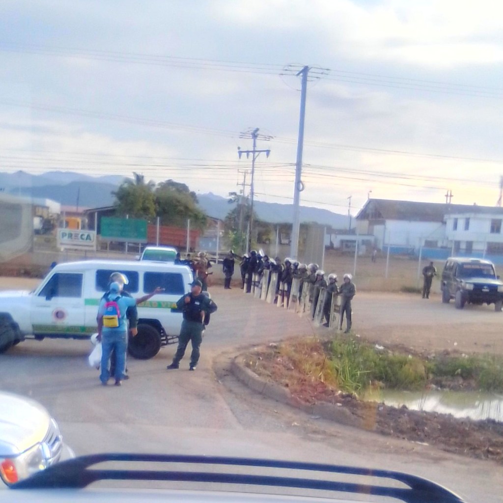 Militares tienen restringido el paso hacia Puente Ayala en Barcelona, al parecer intervinieron la&nbsp;cárcel