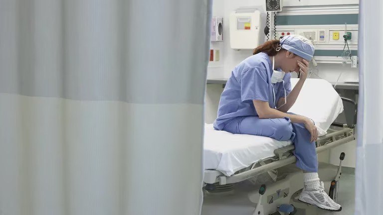 Los trabajadores de la salud en Estados Unidos enfrentan creciente crisis de salud mental, según&nbsp;informe